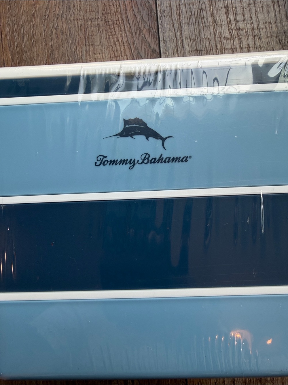 5/$25 🌸
Tommy Bahama Light Blue and Navy Stackable Bento Box - Picture 3 of 5